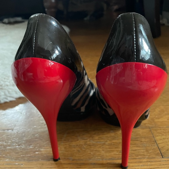 Beautiful Versace animal print pumps - Picture 6 of 8